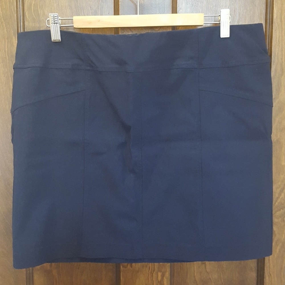 Stretchy navy mini skirt PXL